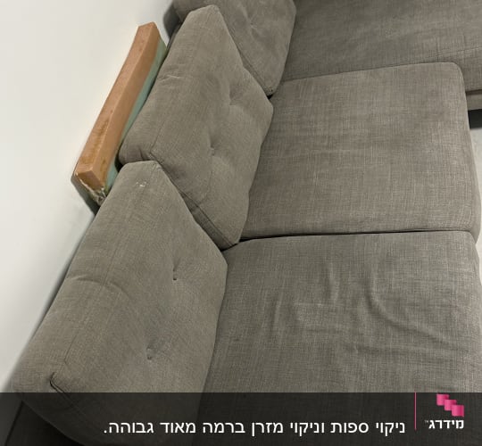 ספת בד פינתית בצבע אפור בסלון ביתי